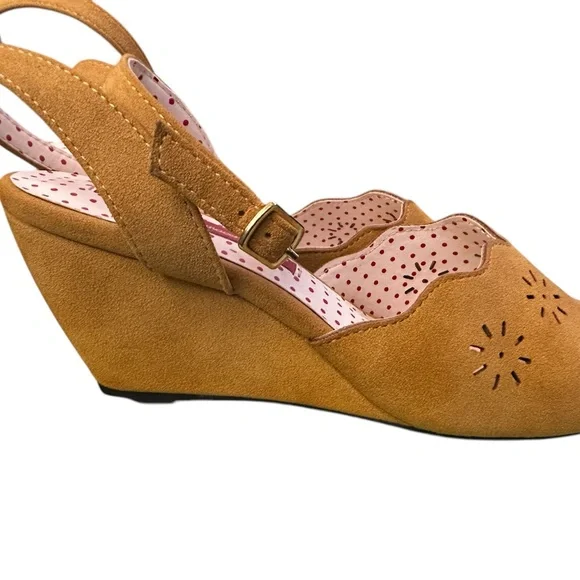 1940s Mustard Yellow Peep Toe Ankle Strap scallop cut Wedge Heels - Picture 3 of 9